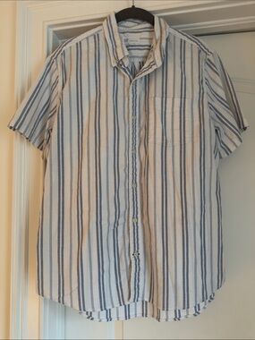 GAP Men’s Short Sleeve Button-Down Shirt in Blue and White Stripes Size Medium